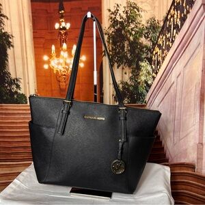 Michael Kors Charlotte Large Saffiano Leather Top-Zip Tote excellent condition